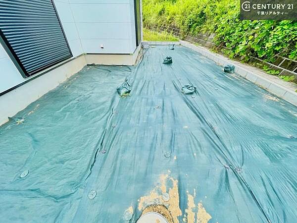 陽当たり良好なお庭です！晴れた日には青い空を見渡せる開放的な時間を楽しめます。ガーデニングや家庭菜園も楽しめます！