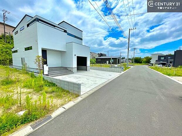 周辺環境や、お客様のご希望に合った物件も一緒にご案内を致します。住宅ローンアドバイザーによるご相談も承ります。当社はお問い合わせに即対応します!お待たせしません!