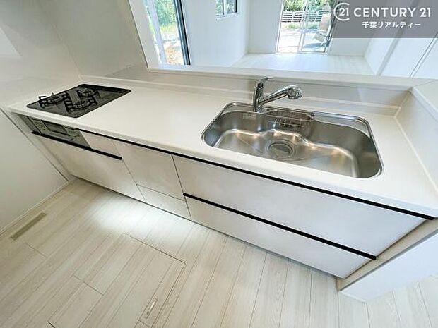 大人気の対面式システムキッチンを採用しています!ご家族のコミュニケーションが自然と増える設計です。お子様にも目が届くので嬉しいですね!広々使えて快適で作業が進みます。