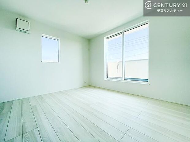 バルコニーに面している洋室です。明るく温もりがあり、換気もしっかりできます!朝起きて、外に出て背伸びをしつつ深呼吸をし良い朝を迎え入れることができます。