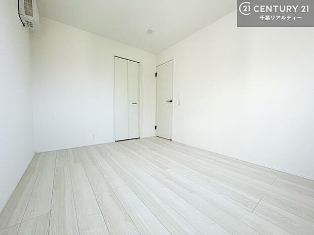 収納スペースがついています!居室をスッキリ整頓する事ができますね。家具を選ばないシンプルなデザインの為、家具を選ばずお気に入りの空間作りができそうですね。