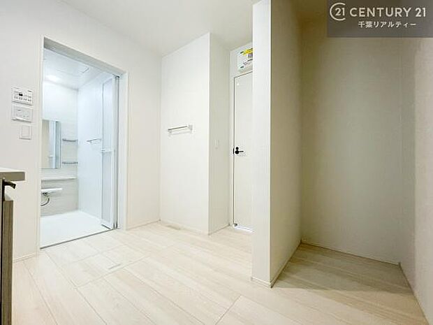 広々とした洗面室は、朝の身支度の時間もゆったり使える快適な空間。収納棚なども置きやすく、使い勝手の良い設計です。