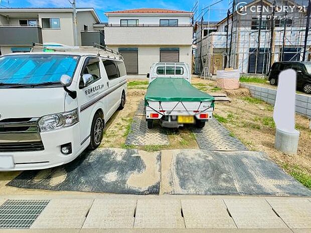 駐車スペースは3台分あります!セカンドカーはもちろん、バイクや自転車なども置き場所に困りません。(車種による)詳しい詳細は、お気軽に弊社までお問い合わせください。