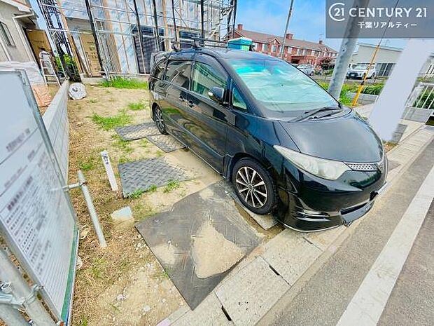 駐車スペースは3台分あります!セカンドカーはもちろん、バイクや自転車なども置き場所に困りません。(車種による)詳しい詳細は、お気軽に弊社までお問い合わせください。