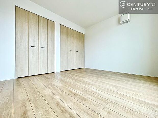 優しい光が差し込む洋室は、朝の目覚めも気持ちが良さそうですね。おうち時間もゆったりと過ごすことができます。優しい色合いのフローリングがどんな家具にもマッチします!