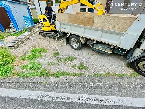 カースペースは並列で3台駐車可能(車種による)。お車以外に自転車を置いたりすることもできます！