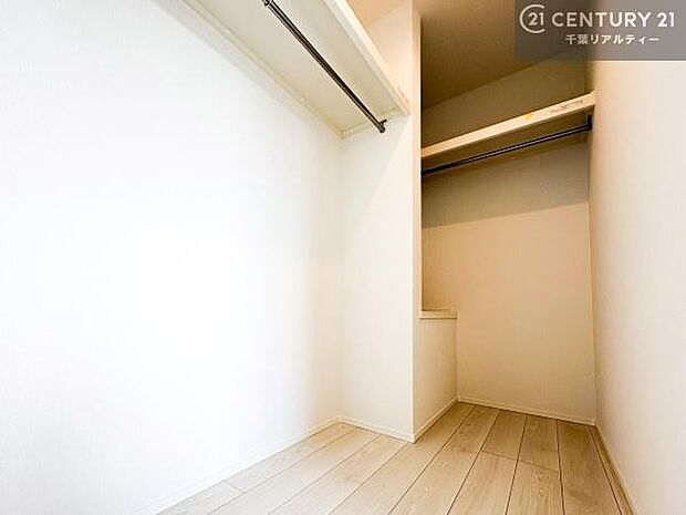 【現地販売会開催中】ウォークインクローゼット付きです。たくさんのお洋服などを収納しておけそうですね!他にも扇風機や加湿器など季節物の大きな家電も収納できます!