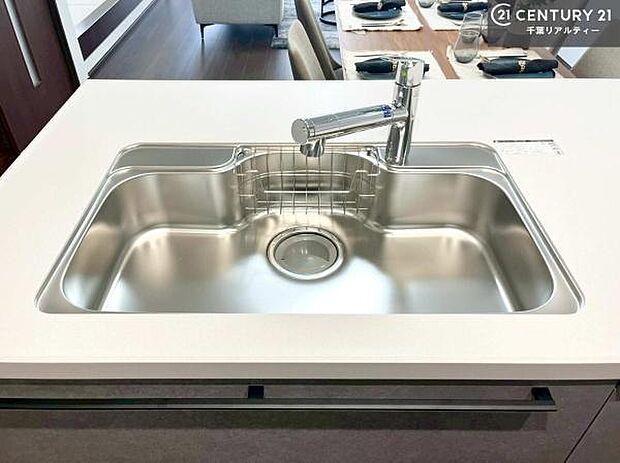 【同仕様】ワイドなシンクですね!水が跳ねにくく洗物がしやすい家事が楽々仕様のシステムキッチンです!デザイン性と機能性を兼ねたキッチンで清潔感がありますね!
