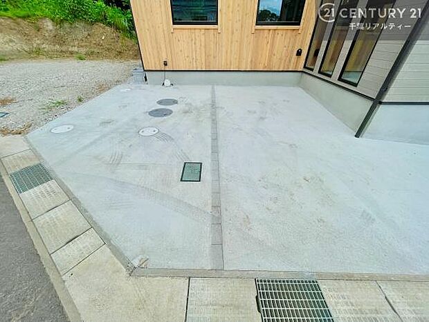 駐車スペースは2台分あります!セカンドカーはもちろん、バイクや自転車なども置き場所に困りません。