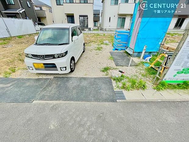 カースペースは並列で3台駐車可能(車種による)。お車以外に自転車を置いたりすることもできます!