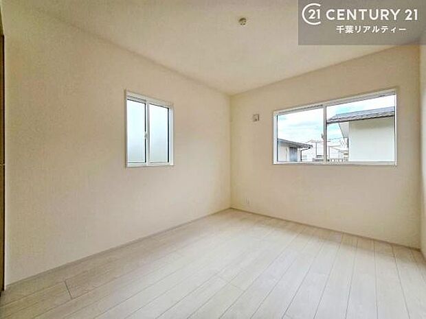 掃き出し窓がないお部屋は、お子様のお部屋としても安心です!収納スペースも充実しているので散らかったお部屋をサッと片付けられます!