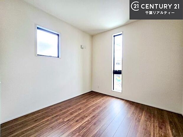 掃き出し窓がないお部屋は、お子様のお部屋としても安心です！収納スペースも充実しているので散らかったお部屋をサッと片付けられます！