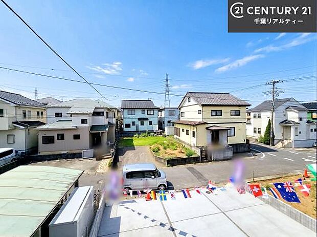落ち着きある住宅街です！周囲には高い建物がなく、空が広く開放感があり、陽当たりを大きく遮られることもありません！気持ちの良い風が通り抜ける街並みです！