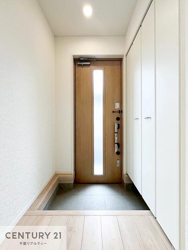 玄関収納が充実しているので、玄関周りがスッキリ片付き来客時に靴の置き場に困りません！（施工例）