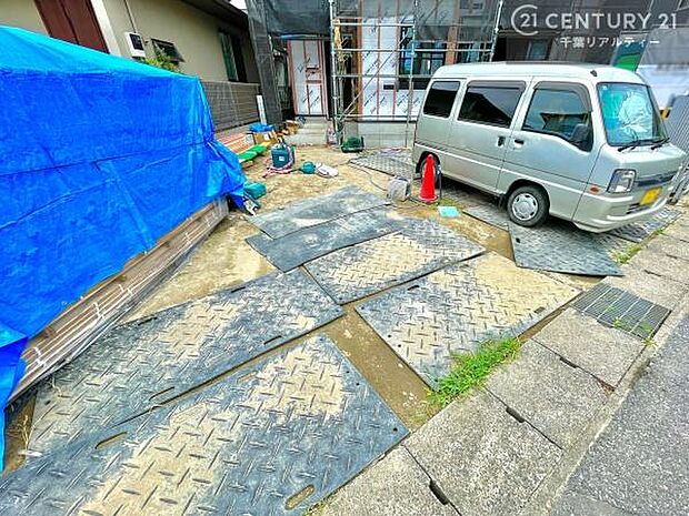 駐車スペースは2台分あります!セカンドカーはもちろん、バイクや自転車なども置き場所に困りません。