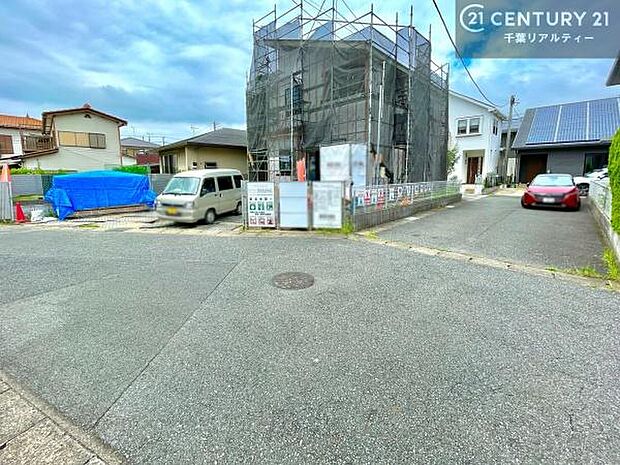前面道路は6m!陽当り良好な立地です。車庫入れが苦手な方も安心ですね。