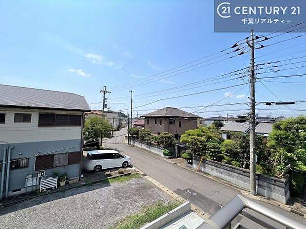 晴れた日には青い空を見渡せる開放的な時間を楽しめます。気持ちの良い風が通り抜ける街並みです!