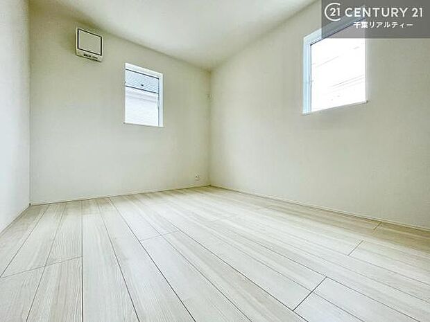 2面採光を確保した明るい室内は、風通しも良く大変居心地の良い空間となっております。リラックスして過ごせる心地の良いお部屋です!