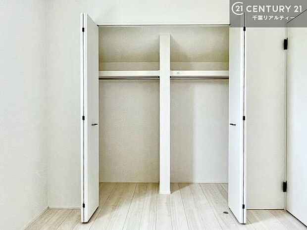 収納力のある洋室です。お部屋もすっきり広々と使えて気持ちが良いです!キレイな明るいお部屋で過ごすのは、更にのんびりゆっくりできますね!