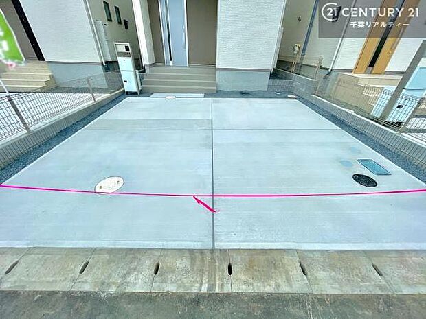 カースペースは並列で2台駐車可能なゆとりある設計。お車同士の入れ替えが不要なため、毎日の通勤やお出かけもスムーズに行えます。
