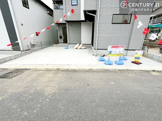 駐車スペースは2台分あります！セカンドカーはもちろん、バイクや自転車なども置き場所に困りません。