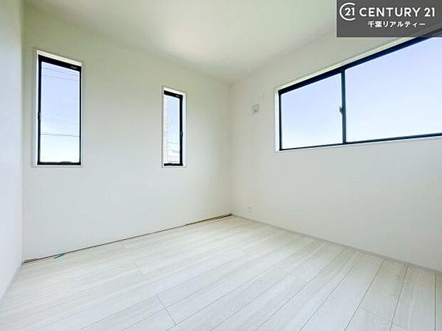 2面採光を確保した明るい室内は、風通しも良く、明るく大変居心地の良い空間となっております。リラックスして過ごせる心地の良いお部屋です!