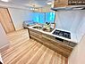 キッチン：作業がしやすいシステムキッチンです！収納が付いているので、調理スペースに物を置かなくて済みます！広々使えて、快適に作業ができます！