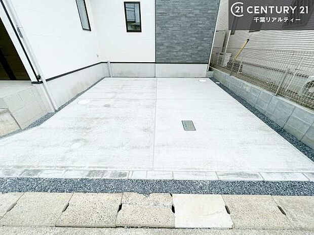 カースペースは並列で2台駐車可能なゆとりある設計。お車同士の入れ替えが不要なため、毎日の通勤やお出かけもスムーズに行えます。
