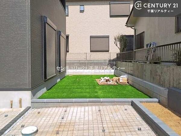 陽当たり良好なお庭です！晴れた日には青い空を見渡せる開放的な時間を楽しめます。ガーデニングや家庭菜園も楽しめます！