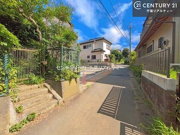 落ち着いた街並みが広がる閑静な住宅街に位置し、穏やかで心安らぐ暮らしを叶える住環境です。