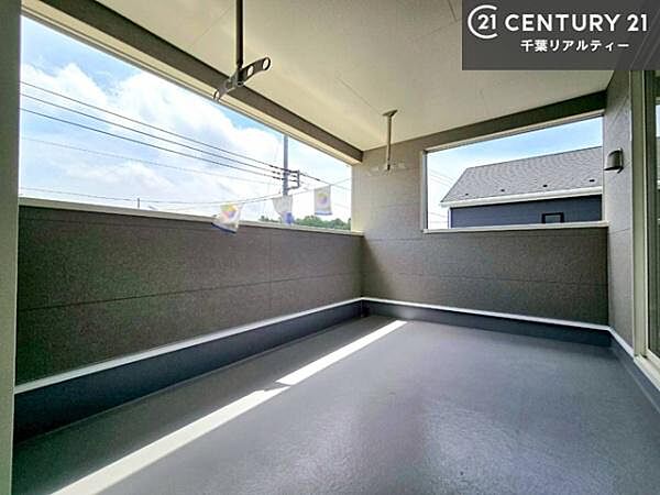 インナーバルコニー！屋根が付いているので、急に雨が降っても濡れにくく安心！強い日差しもカットしてくれるので、お天気の良い日は、お外へ出て深呼吸するのもよさそうです！