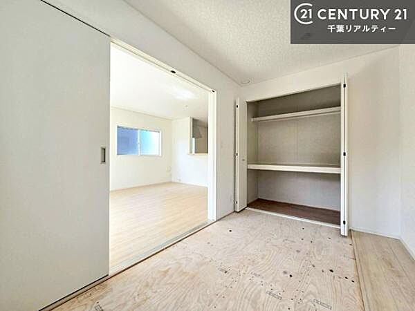和室ではお子様が転んでも怪我をする心配はほとんどありません。家事の合間にママやパパが寝ころんで使える休憩スペースとしても利用可！※和室は現在施工途中