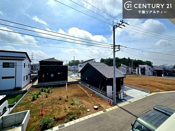 落ち着きある住宅街です！周囲には高い建物がなく、空が広く開放感があり、陽当たりを大きく遮られることもありません！気持ちの良い風が通り抜ける街並みです！