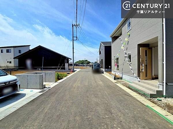 前面道路は6ｍ！陽当り良好な立地です。車庫入れが苦手な方も安心ですね。
