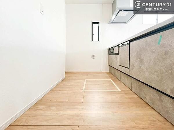 【同仕様写真】作業がしやすいシステムキッチンです！収納が付いているので、調理スペースに物を置かなくて済みます！広々使えて、快適に作業ができます！