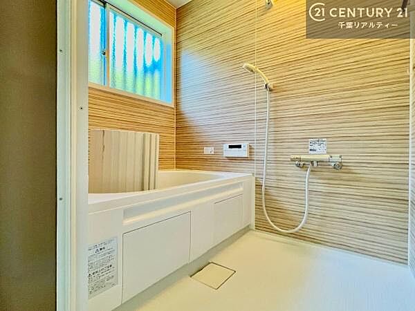 落ち着きある大人の雰囲気のバスルームは、味が出ていてバスタイムが充実！お仕事頑張っているご褒美にお好みの匂いの入浴剤を入れて、楽しんでみてはいかがでしょうか？