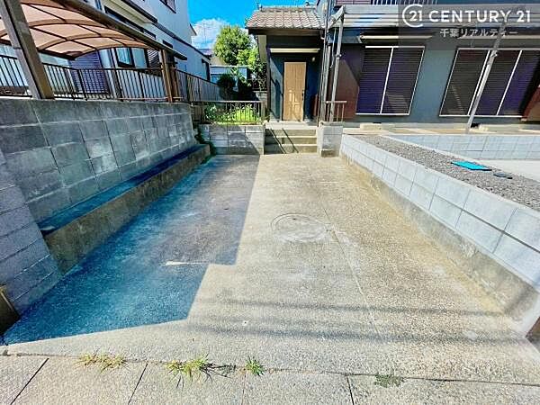 カースペース付きなのでマイカーをお持ちの方も安心ですね！ぜひ現地にてお確かめくださいませ！