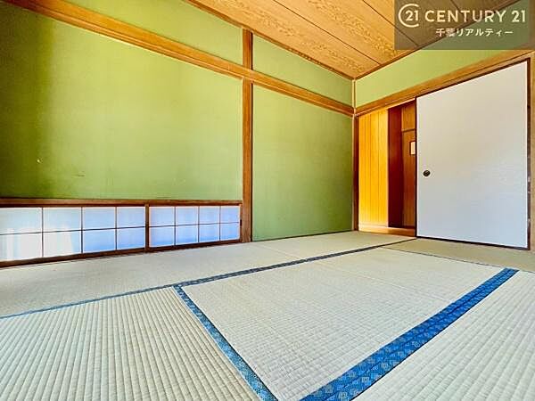 タタミの香りが安らぎを与える、リラックス空間。窓も大きく開放感のある和室となっております。日本人の心感じる「和」の空間。