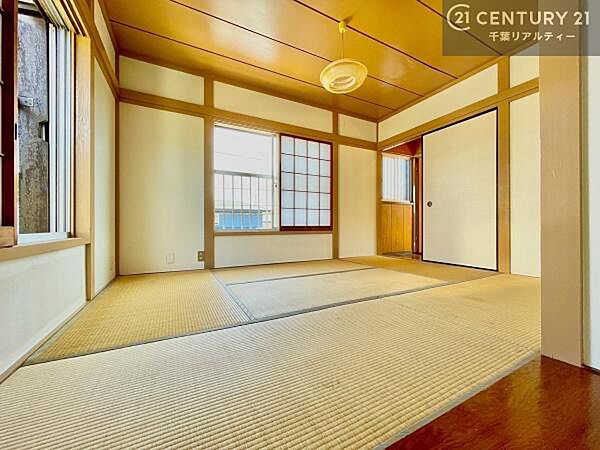 和室ではお子様が転んでも怪我をする心配はほとんどありません。家事の合間にママやパパが寝ころんで使える休憩スペースとしても利用可！
