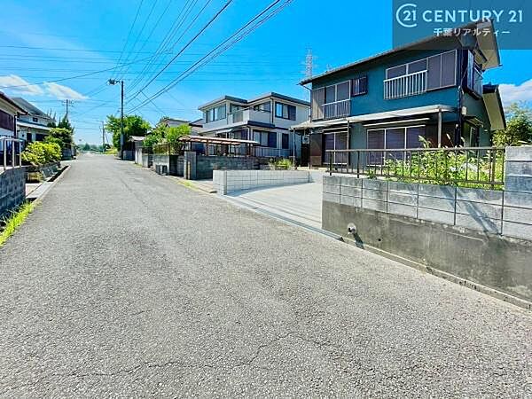 落ち着いた街並みが広がる閑静な住宅街に位置し、穏やかで心安らぐ暮らしを叶える住環境です。