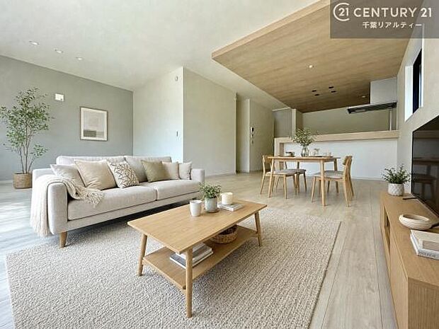 家具はCGパースです。心地良いリビングは家族が自然と集まります。家族団欒の時間が増えそうです。ご家族と、より一層充実した時間を過ごせそうですね。