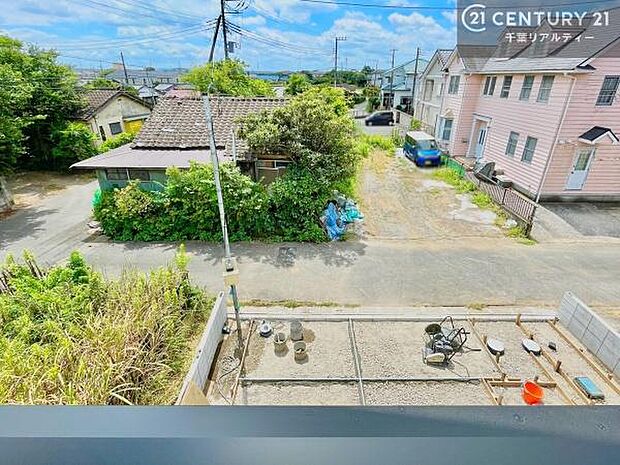 晴れた日には青い空を見渡せる開放的な時間を楽しめます。気持ちの良い風が通り抜ける街並みです!緑が映える眺望で癒されますね!