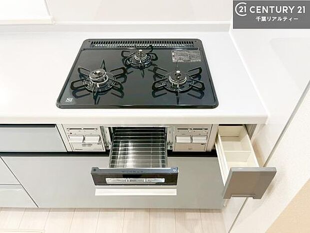 コンロは三口あるのでお料理の同時進行ができます。もちろんグリル付きです。調理スペースも広々している為作業がしやすい!使い勝手が良いシステムキッチンです!(施工例)