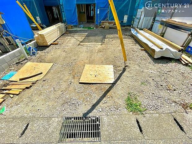 駐車スペースは2台分あります!セカンドカーはもちろん、バイクや自転車なども置き場所に困りません。