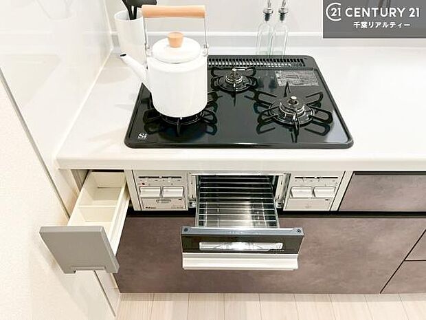コンロは三口あるのでお料理の同時進行ができます。もちろんグリル付きです。調理スペースも広々している為作業がしやすい!使い勝手が良いシステムキッチンです!(同仕様)