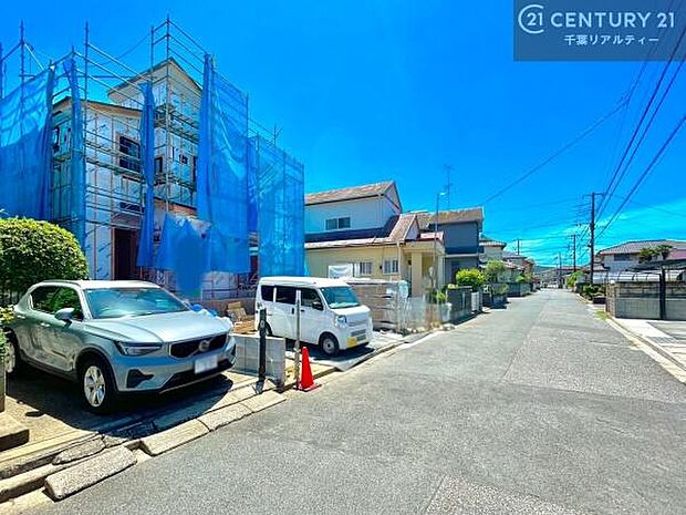 前面道路はゆとりある6m幅員。お車のすれ違いや駐車もスムーズに行え、毎日の運転も安心です。