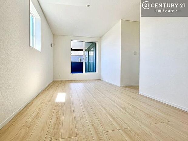 バルコニーと面したお部屋は、お勉強や作業の合間に外の空気を吸いにリフレッシュができます!