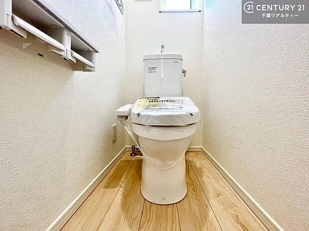 温水洗浄便座につき、冬場は便座が暖かくできるので冷たい便座に座らずに済む嬉しい仕様です!シンプルなカラーを基調としているので、お手入れがしやすいです。