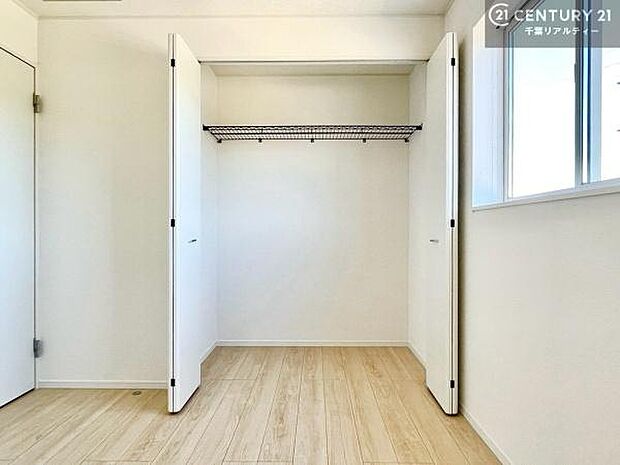 各居室収納付き!急なお客様が来客しても散らかったお部屋をサッと片付けられます!お部屋のスペースが生まれゆとりあるお部屋を演出することが出来ます!