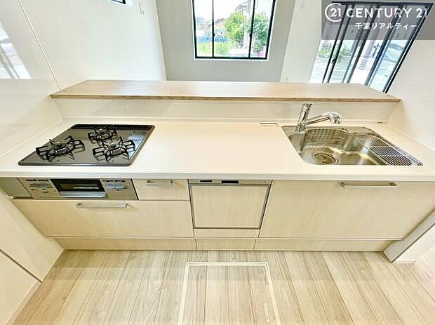 大人気の対面式システムキッチンを採用しています!ご家族のコミュニケーションが自然と増える設計です。お子様にも目が届くので嬉しいですね!広々使えて快適で作業が進みます。